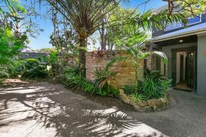 Vườn quanh Pet Friendly Tropical Escape in Sunshine Beach +3 ảnh