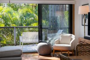 Khu vực ghế ngồi tại Pet Friendly Tropical Escape in Sunshine Beach