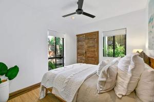 Giường trong phòng chung tại Pet Friendly Tropical Escape in Sunshine Beach