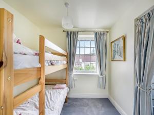 En eller flere senge i et værelse på Oak Tree Cottage