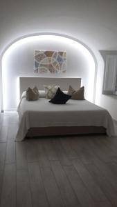 een slaapkamer met een groot wit bed in een kamer bij Casa Umberto I in Catania