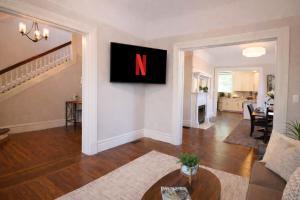 Et tv og/eller underholdning på Spacious 4-Bed- Sleeps 8 - Family Friendly