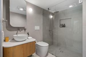 a bathroom with a shower and a toilet and a sink at Unit 3 21 Park Generous and Comfortable Beachside Abode in Sunshine Beach +22 photos