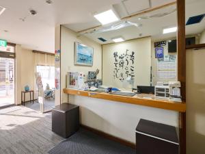 een wachtkamer met een balie in een ziekenhuis bij Okasan Hotel in Ogaki