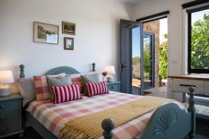 Postel nebo postele na pokoji v ubytování The FatPony Lodge