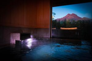 una piscina con vista sulla montagna di Saigakukan a Yufu