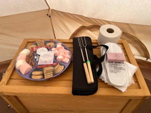 Texcoco de MoraにあるGlamping Rincón de Lavandaの食べ物の皿とトイレットペーパーのロールが載ったトレイ