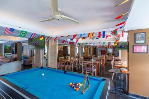 Biliár nebo kulečník v ubytování Kuta Beach Hotel