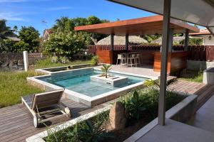 un cortile con piscina e terrazza in legno di Villa Noa Vai a Irioa