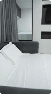 En eller flere senge i et værelse på Villagio Intermares Home Flat