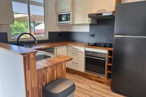 una cucina con frigorifero in acciaio inox e lavello di Villa Noa Vai a Irioa Altre 31 foto