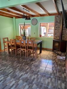 une salle à manger avec une table et des chaises dans l'établissement Casa en el quisco 10 personas con piscina, à El Quisco 4 autres photos