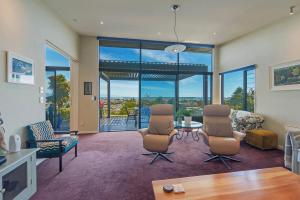 Et opholdsområde på Pohutukawa House - Views, Pools, Serenity! + 46 billeder