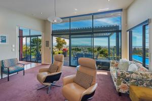 Et opholdsområde på Pohutukawa House - Views, Pools, Serenity!