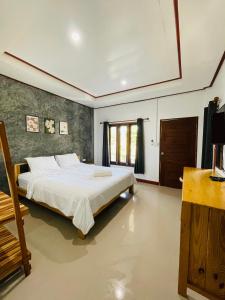 a bedroom with a large bed in a room at Baan Sangchan in Ko Kood