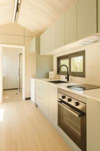 eine Küche mit weißen Schränken und einer Spüle in der Unterkunft Jolly Knight Motel 