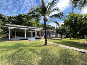 eine Palme vor einem Haus in der Unterkunft Ban Supattra in Ban Khlong Mat
