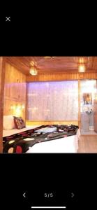 Zimmer mit einem Bett und einem Tisch mit Weinflaschen in der Unterkunft ALTAF's MOTEL in Matheran