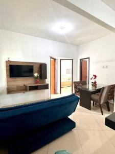 维多利亚-达孔基斯塔Aconchego Smart - Perto de tudo!的客厅里有一张蓝色沙发和一台电视