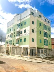 维多利亚-达孔基斯塔Aconchego Smart - Perto de tudo!的街道边的绿色白色建筑