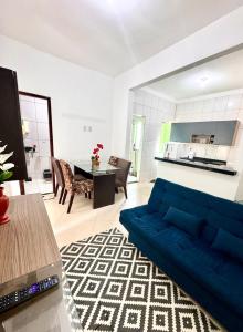 维多利亚-达孔基斯塔Aconchego Smart - Perto de tudo!的客厅里有一张蓝色的沙发和一张桌子