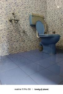ein Badezimmer mit einer blauen Toilette in einem Zimmer in der Unterkunft ALTAF's MOTEL in Matheran + 41 Fotos