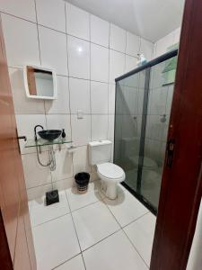 维多利亚-达孔基斯塔Aconchego Smart - Perto de tudo!的浴室配有马桶和玻璃淋浴房 更多13张照片