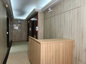 a hallway with wood paneled walls and a wooden counter at Smart Stay Lofts in Joinville