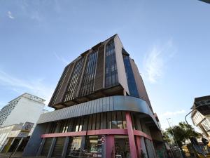 a tall building on a city street at Smart Stay Lofts in Joinville