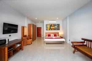 TV a/nebo společenská místnost v ubytování Chernin Apartment Suites