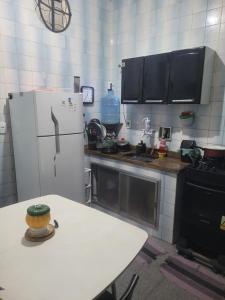 Køkken eller tekøkken på Quarto casal e outros espaços compartilhados próx ao estádio do Vasco