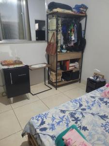 En eller flere senge i et værelse på Quarto casal e outros espaços compartilhados próx ao estádio do Vasco + 9 billeder