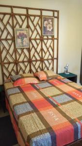 een bed in een kamer met een quilt bij La Casita in Gamboa