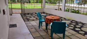 een veranda met een tafel en stoelen op een patio bij La Casita in Gamboa