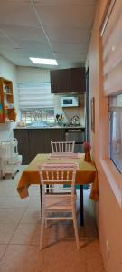een keuken met een tafel en stoelen in een kamer bij La Casita in Gamboa