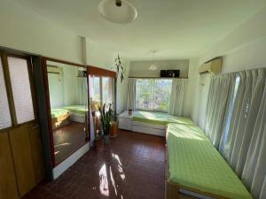 una stanza con due letti e una finestra di Casa de Alvita a Villa Carlos Paz