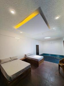 Giường trong phòng chung tại DEEP ViLLA