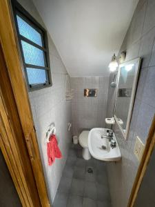 un piccolo bagno con lavandino e WC di Casa de Alvita a Villa Carlos Paz