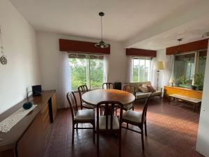 una cucina e una sala da pranzo con tavolo e sedie di Casa de Alvita a Villa Carlos Paz