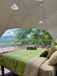 En eller flere senge i et værelse på Shapaja Glamping