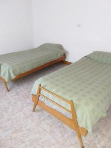 due letti uno accanto all'altro in una stanza di La casita a Pringles