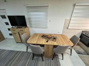 Μια τηλεόραση ή/και κέντρο ψυχαγωγίας στο Kuca Popovic +2 φωτογραφίες