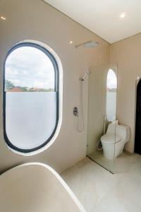 Ένα μπάνιο στο Modern 1BR Loft style with pool in Pegending