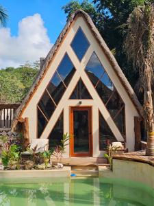 Cette petite maison est dotée d'un toit de chaume. dans l'établissement Kaaj Ndomi, à Bacalar