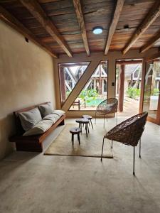 een woonkamer met een bank en een stoel bij Kaaj Ndomi in Bacalar +36 foto's