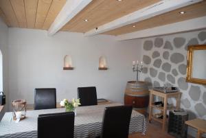 Vallebergaslätt في Löderup: غرفة طعام مع طاولة وكراسي وبرميل