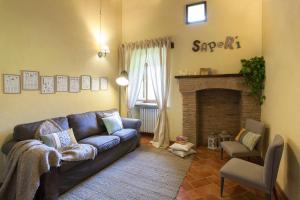 a living room with a couch and a fireplace at Allegro Agriturismo Argiano in Arezzo