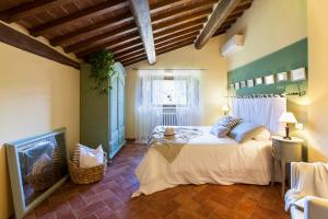 アレッツォにあるAllegro Agriturismo Argianoのベッドルーム1室(大型ベッド1台付)