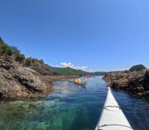 un gruppo di persone in barca su un fiume di Tasogare  Altre 16 foto