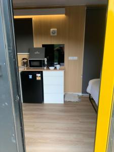 Kuchyň nebo kuchyňský kout v ubytování Crystal by Tiny Away